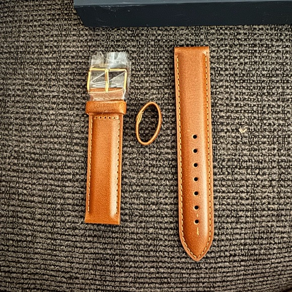 Daniel Wellington Leather Watch - Picture 8 of 9